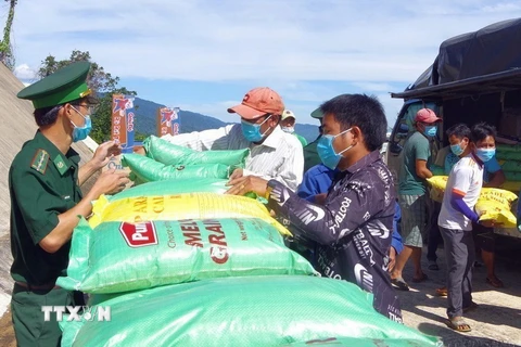 Bộ đội biên phòng tỉnh Thừa Thiên - Huế phối hợp với Ủy Ban Mặt trận tổ quốc huyện A Lưới trao 122 suất quà gồm những nhu yếu phẩm thiết yếu, hỗ trợ lực lượng vũ trang và bà con nhân dân bản Ka Lô, huyện Kà Lừm, tỉnh Sê Kông, nước bạn Lào (2020). (Ảnh: TTXVN phát)