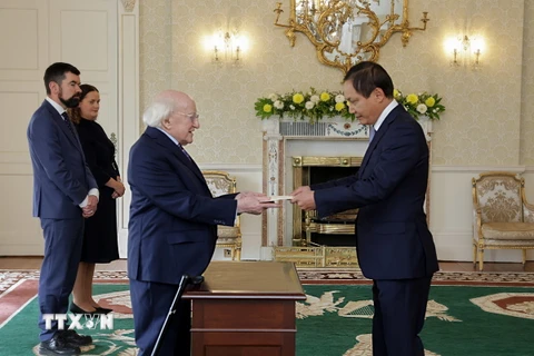 Đại sứ Đỗ Minh Hùng trình Thư Ủy nhiệm lên Tổng thống Ireland Micheal D. Higgins. (Ảnh: TTXVN phát)