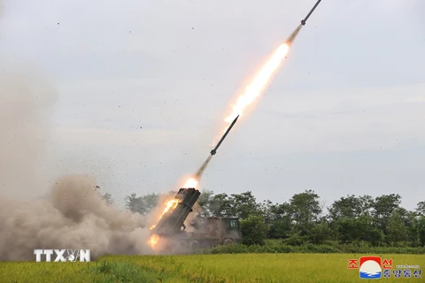 Triều Tiên thử nghiệm hệ thống phóng rocket đa nòng (MRLS) 240 mm nâng cấp dưới sự giám sát của nhà lãnh đạo Kim Jong Un, ngày 27/8/2024. (Ảnh: Yonhap/TTXVN)