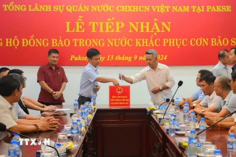 Tổng lãnh sự Việt Nam tại Pakse, Nam Lào phát động quyên góp, ủng hộ. (Ảnh: TTXVN phát)