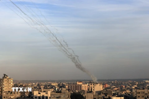 Rocket được phóng về phía lãnh thổ Israel. (Ảnh: AFP/TTXVN)