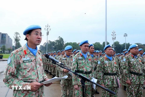 Thiếu tướng Phạm Mạnh Thắng, Cục trưởng Cục Gìn giữ hòa bình Việt Nam, phát động thi đua. (Ảnh: Trọng Đức/TTXVN)