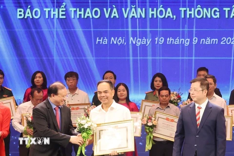 Báo Thể thao và Văn hóa, Thông tấn xã Việt Nam nhận tặng thưởng Tập thể có thành tích tuyên truyền về công tác lý luận, phê bình văn học nghệ thuật. (Ảnh: Phương Hoa/TTXVN)