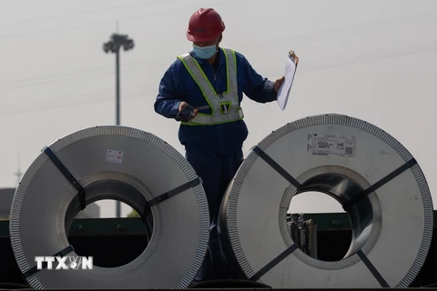 Công nhân kiểm tra các cuộn thép tại tỉnh Hồ Bắc, Trung Quốc. (Ảnh: AFP/TTXVN)