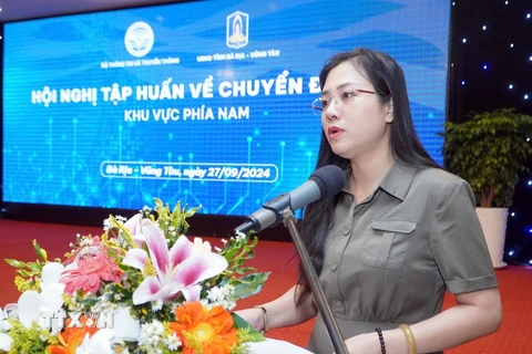 Phó Cục trưởng Cục Chuyển đổi số quốc gia (Bộ Thông tin và Truyền thông) Trần Thị Quốc Hiền phát biểu tại Hội nghị. (Ảnh: Đoàn Mạnh Dương/TTXVN)