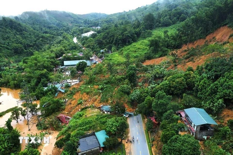 Mưa lũ đã sạt lở cả quả đồi, tràn xuống Quốc lộ 2 tuyến đường Hà Giang-Tuyên Quang và các tỉnh (đoạn qua xã Việt Vinh, huyện Bắc Quang) gây thiệt hại nặng nề về tài sản của nhân dân. (Ảnh: TTXVN phát)