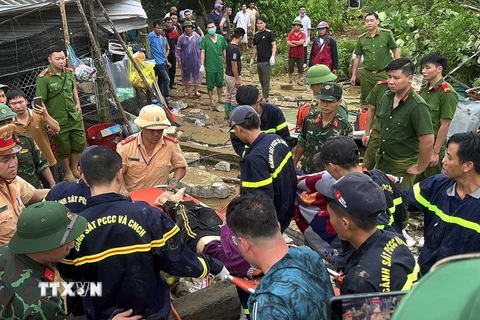 Cán bộ, chiến sỹ Công an và Quân đội tỉnh Hà Giang khẩn trương giúp người dân xã Việt Vinh, huyện Bắc Quang khắc phục hậu quả thiên tai và tìm kiếm cứu nạn. (Ảnh: TTXVN phát)