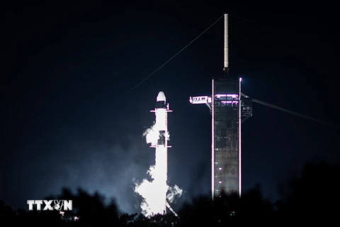 Tên lửa đẩy Falcon 9 của Tập đoàn SpaceX mang theo tàu vũ trụ Dragon rời khỏi bệ phóng tại Trung tâm vũ trụ Kennedy ở Florida, Mỹ. (Ảnh: THX/TTXVN)