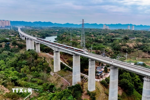 Trung Quốc hiện có mạng lưới đường sắt cao tốc dài nhất thế giới. (Ảnh: TTXVN phát)