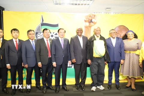 Chủ tịch đảng ANC, Tổng thống Nam Phi Cyril Ramaphosa cùng Đoàn Đại biểu Đảng Cộng sản Việt Nam tại trụ sở đảng. (Ảnh: Hồng Minh/TTXVN)