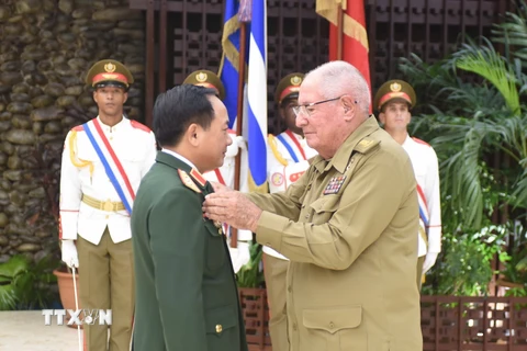 Thượng tướng Álvaro López Miera trao Huân chương Playa Girón của Chủ tịch Hội đồng Nhà nước Cộng hòa Cuba cho Thượng tướng Trịnh Văn Quyết. (Ảnh: Việt Hùng/TTXVN)