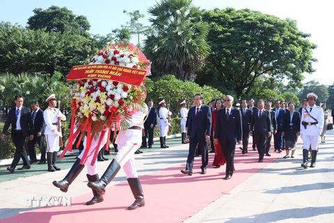 Chủ tịch Quốc hội Trần Thanh Mẫn đặt vòng hoa tại Đài tưởng niệm các liệt sỹ vô danh. (Ảnh: Xuân Tú/TTXVN)