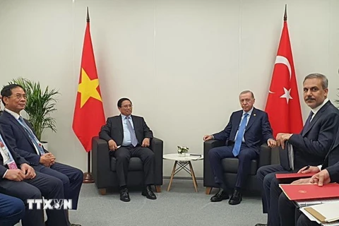 Thủ tướng Phạm Minh Chính gặp Tổng thống Thổ Nhĩ Kỳ Recep Tayyip Erdogan. (Ảnh: TTXVN)