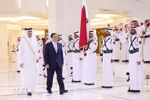 Thủ tướng Phạm Minh Chính và Thủ tướng Nhà nước Qatar Sheikh Mohammed bin Abdulrahman bin Jasim Al-Thani duyệt đội danh dự. Ảnh: Dương Giang-TTXVN