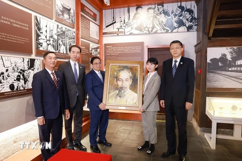 Thủ tướng Phạm Minh Chính trao chân dung Bác Hồ tặng Khu di tích nơi ở của Chủ tịch Hồ Chí Minh tại số nhà 91 phố Nam Hoa Sơn, quận Ngũ Hoa, thành phố Côn Minh. (Ảnh: Dương Giang/TTXVN)