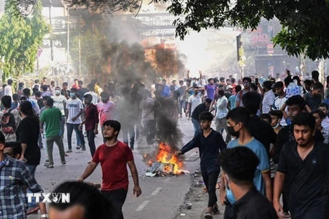 Người dân tham gia một cuộc biểu tình tại Dhaka, Bangladesh, ngày 18/7/2024. (Ảnh: Getty Images/TTXVN)