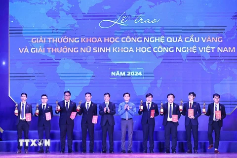 Bí thư Trung ương Đoàn Nguyễn Minh Triết trao Giải thưởng Khoa học công nghệ Quả Cầu Vàng cho các tài năng trẻ. (Ảnh: Minh Đức/TTXVN)