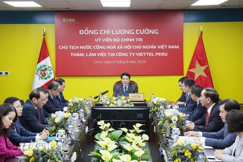 Chủ tịch nước Lương Cường làm việc với Công ty Viettel Peru. (Ảnh: Lâm Khánh/TTXVN)