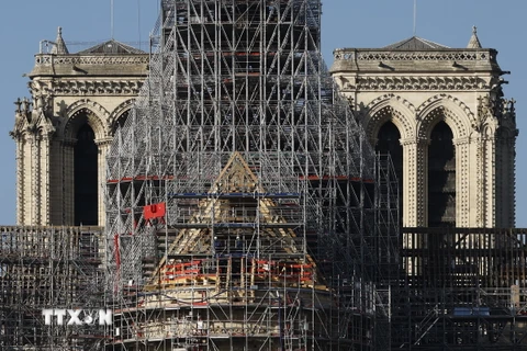 Nhà thờ Đức Bà Paris trong quá trình phục dựng, ngày 6/12/2023. (Ảnh: AFP/TTXVN)