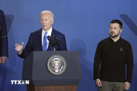 Tổng thống Mỹ Joe Biden (trái) và Tổng thống Ukraine Volodymyr Zelensky tại Hội nghị thượng đỉnh NATO ở Washington ngày 11/7/2024. (Ảnh: Kyodo/TTXVN)