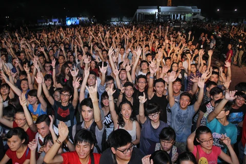 [Photo] Bầu không khí "rực cháy" trong đêm khai mạc nhạc hội Gió mùa