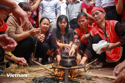 [Photo] Chen lấn xem lễ hội kéo lửa nấu cơm thi độc đáo nhất Hà Thành 