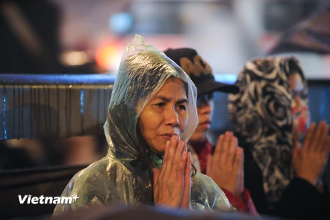 [Photo] Hàng vạn người dân đội mưa cầu an ở chùa Phúc Khánh