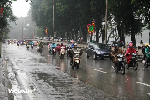[Photo] Dân Hà Nội khốn khổ vì thời tiết mưa phùn, nồm ẩm kéo dài 
