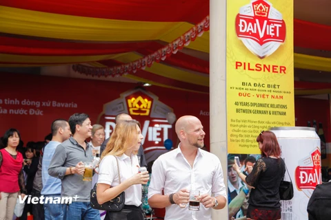 [Photo] Người Hà Nội hào hứng trong không khí Lễ hội Đức 2015