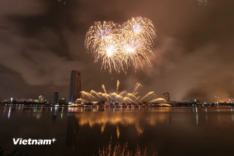 [Photo] Sông Hàn rực rỡ trong cuộc thi pháo hoa quốc tế 2015
