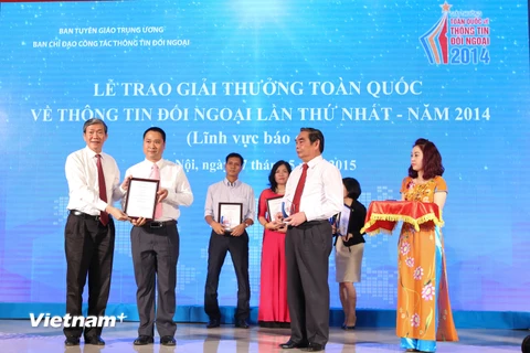 Các tác giả đoạt giải Nhất Giải thưởng toàn quốc về thông tin đối ngoại lần thứ nhất. (Ảnh: Minh Sơn/Vietnam+)