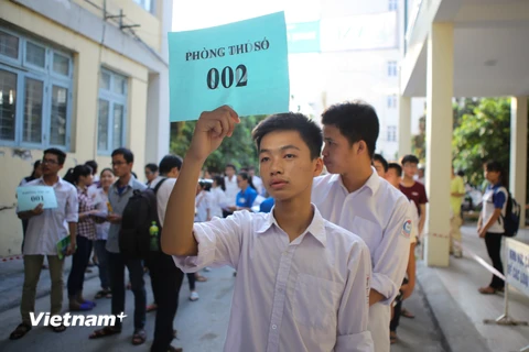 Sáng 30/5, hàng ngàn thí sinh đã có mặt tại trường đại học Quốc gia Hà Nội để tổ chức thi tuyển bằng hình thức bài thi đánh giá năng lực xét tuyển đại học chính quy. 