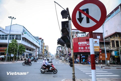 Một số cột đèn tín hiệu chực rơi xuống đầu người tham gia giao thông. (Ảnh: Minh Sơn/Vietnam+)