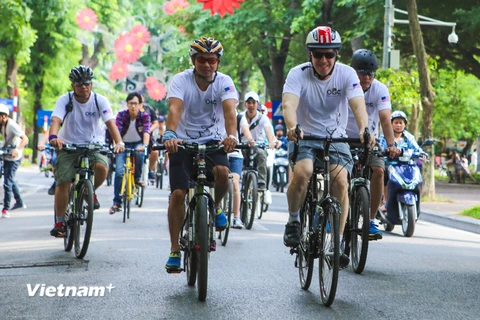 Tham gia chương trình đạp xe kêu gọi bảo vệ tê giác có Ngài Ted Osius - Đại sứ Hoa Kỳ tại Việt Nam cùng những người đam mê đạp xe tại Hà Nội. 