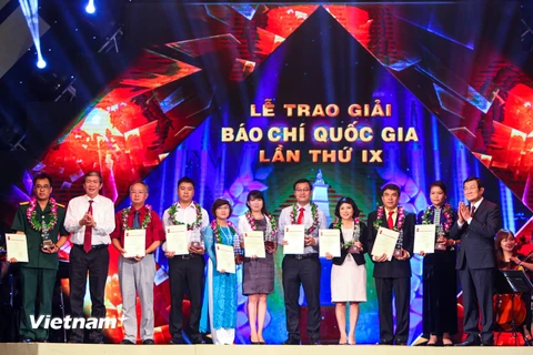 Nhóm các tác giả đạt giải A năm 2014. (Ảnh: Minh Sơn/Vietnam+)