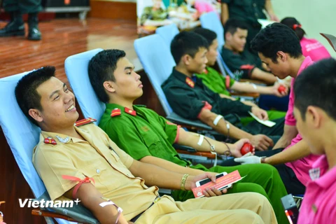 Sáng 27/6, tại Trung tâm huấn luyện và bồi dưỡng nghiệp vụ Công an thành phố Hà Nội, rất đông các chiến sỹ thuộc các phòng ban công an thành phố đã tham gia chương trình hiến máu tình nguyện. 