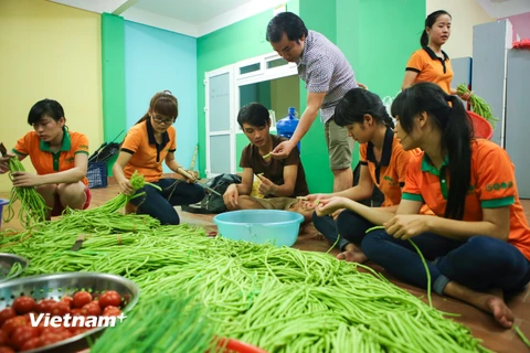 Trong kỳ thi THPT Quốc gia, câu lạc bộ “Cơm 5 ngàn” do anh Bùi Quang Long tổ chức đã nấu hơn 3000 suất cơm miễn phí để phát cho các sĩ tử trong những ngày thi. (Ảnh: Minh Sơn/Vietnam+)
