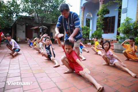 Năm 1995, ông thành lập Câu lạc bộ võ thuật Lam Sơn với tiêu chí ‘dạy võ để rèn đức’. Trải qua 20 năm, hàng ngàn võ sinh do chính ông dạy đã thành tài và em nhiều giải cao trong các kỳ thi võ thuật quốc gia. (Ảnh: Minh Sơn/Vietnam+)