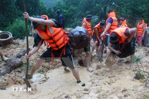 Các lực lượng cứu hộ khẩn trương thực hiện công tác cứu hộ cứu nạn trong đợt mưa lũ lịch sử. (Ảnh: Minh Quyết/TTXVN)