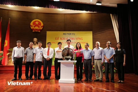 Thứ trưởng Bộ Nội vụ Nguyễn Duy Thăng đã bấm nút chính thức khai trương Cổng thông tin điện tử Bộ Nội vụ. (Ảnh: Minh Sơn/Vietnam+)