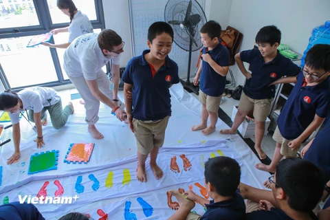 Ngoài in dấu chân tham gia chiến dịch, các bạn học sinh còn được tham gia các hoạt động hữu ích như gấp giấy thành hình các chú tê giác, tô màu, xem video với các thông điệp nổi bật về bảo vệ các loài động vật hoang dã. (Ảnh: Minh Sơn/Vietnam+)