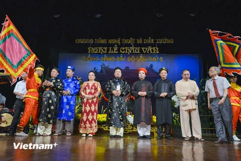 11 nghệ nhân thực hành diễn xướng và truyền dạy Nghi lễ chầu văn được phong tặng danh hiệu Nghệ nhân dân gian. (Ảnh: Minh Sơn/Vietnam+)