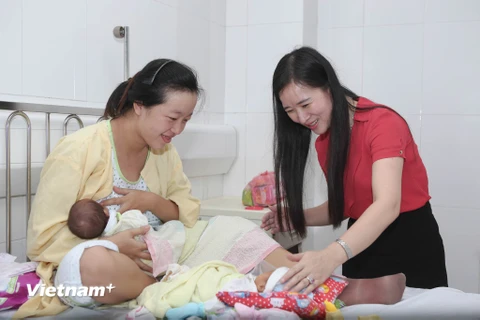 Bà Trần Thị Ngọc Bích trao quà cho các bệnh nhi tại bệnh viện Nhi Trung ương. (Ảnh: Minh Sơn/Vietnam+)