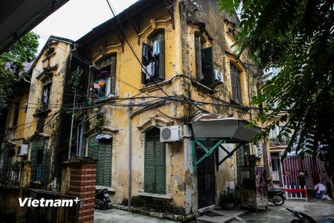 Một căn biệt thự cổ tại số 8 Tăng Bạt Hổ được xây từ năm 1920. Ngôi nhà này rộng 200m2, hiện đang có 17 hộ sinh sống. (Ảnh: Minh Sơn/Vietnam+)
