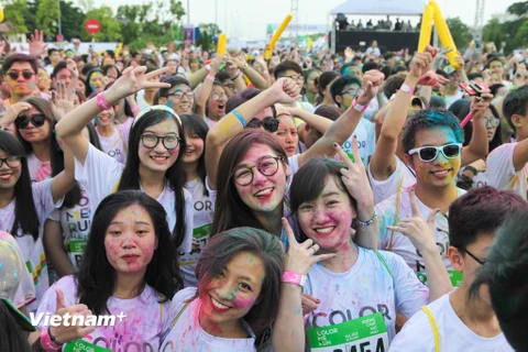 Sau khi đi qua Sài Gòn và Đà Nẵng, Đường chạy sắc màu (Color Me Run) đã chính thức đổ bộ vào Hà Nội trong sự mong chờ của hàng ngàn bạn trẻ. (Ảnh: Doãn Đức/Vietnam+)