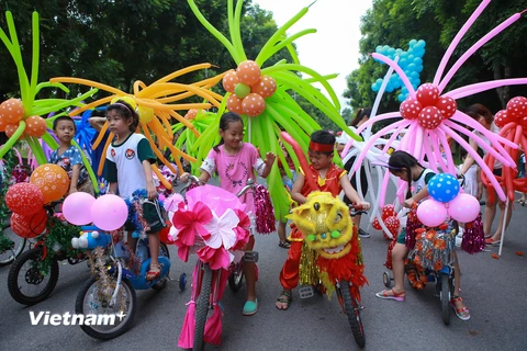 Sáng ngày 26/9, tại khu đô thị Ecopark, hơn 500 trẻ em đã cùng nhau trang trí chiếc xe đạp thành những hình thù ngộ nghĩnh. (Ảnh: Minh Sơn/Vietnam+)