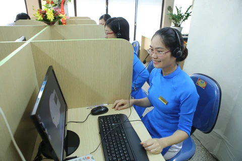 Các điện thoại viên thường trực 24/24h để phục vụ khách hàng một cách tốt nhất. (Ảnh: Minh Sơn/Vietnam+)