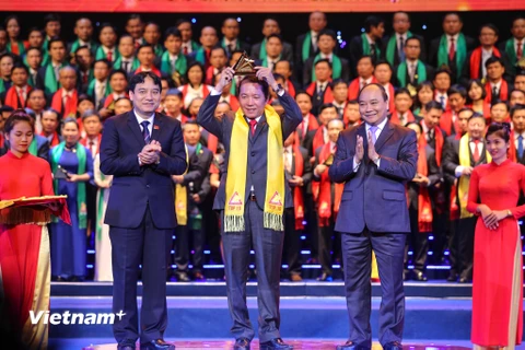 Đây là lần thứ 8 Tập đoàn Hoa Sen tham gia Giải thưởng Sao Vàng đất Việt và liên tiếp nhận giải. Trước đó, Tập đoàn đã 2 lần được vinh danh trong Top 10 Sao Vàng Đất Việt vào các năm 2009 và 2013. Ảnh: Phó Thủ tướng Nguyễn Xuân Phúc và Bí thư th