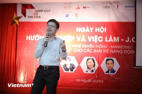 CEO của Lê Group of Companies – ông Lê Quốc Vinh đã chia sẻ cho các bạn sinh viên những xu hướng marketing hiện nay. (Ảnh: Minh Sơn/Vietnam+)