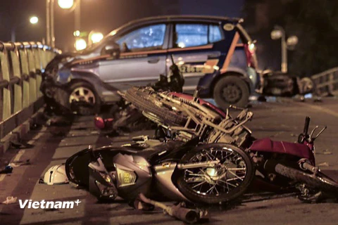 Xe máy bị hư hỏng nặng nằm phơi xác la liệt trên cầu. (Ảnh: Minh Sơn/Vietnam+)